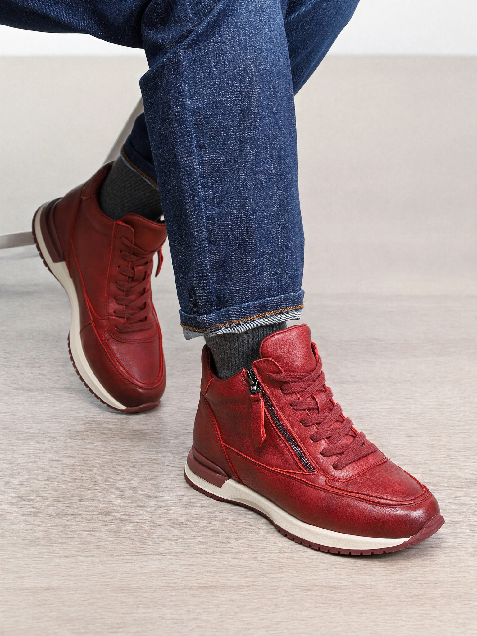 Ботинки красного цвета на низкой подошве